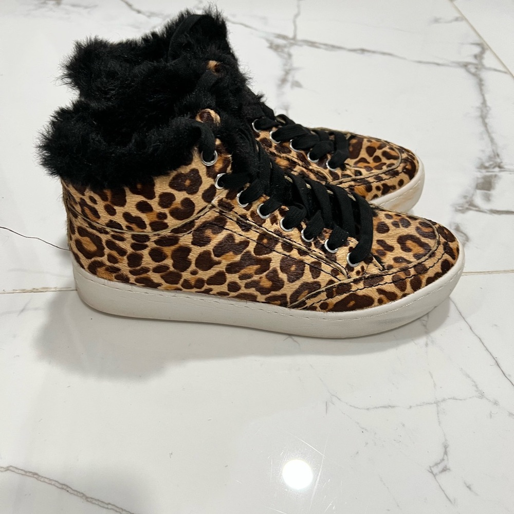 Stylish leopard print tennis shoes 👟